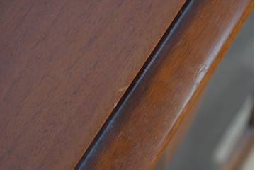 中古　美品　希少な廃番品　IDC大塚家具「グレース」シリーズ　クラシカルな装飾が上品なガラス扉付きサイドボード　(R-085489)