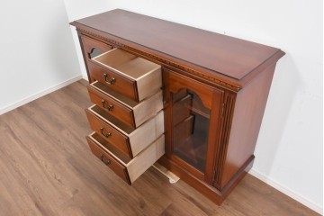 中古　美品　希少な廃番品　IDC大塚家具「グレース」シリーズ　クラシカルな装飾が上品なガラス扉付きサイドボード　(R-085489)