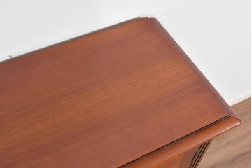 中古　美品　希少な廃番品　IDC大塚家具「グレース」シリーズ　クラシカルな装飾が上品なガラス扉付きサイドボード　(R-085489)