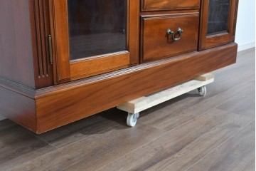 中古　美品　希少な廃番品　IDC大塚家具「グレース」シリーズ　クラシカルな装飾が上品なガラス扉付きサイドボード　(R-085489)