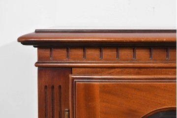 中古　美品　希少な廃番品　IDC大塚家具「グレース」シリーズ　クラシカルな装飾が上品なガラス扉付きサイドボード　(R-085489)