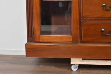 中古　美品　希少な廃番品　IDC大塚家具「グレース」シリーズ　クラシカルな装飾が上品なガラス扉付きサイドボード　(R-085489)