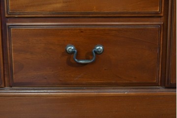 中古　美品　希少な廃番品　IDC大塚家具「グレース」シリーズ　クラシカルな装飾が上品なガラス扉付きサイドボード　(R-085489)