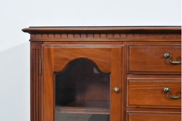 中古　美品　希少な廃番品　IDC大塚家具「グレース」シリーズ　クラシカルな装飾が上品なガラス扉付きサイドボード　(R-085489)