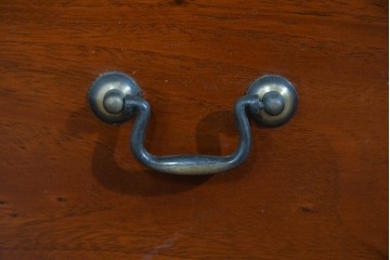 中古　美品　希少な廃番品　IDC大塚家具「グレース」シリーズ　クラシカルな装飾が上品なガラス扉付きサイドボード　(R-085489)