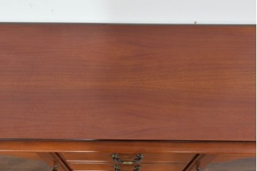 中古　美品　希少な廃番品　IDC大塚家具「グレース」シリーズ　クラシカルな装飾が上品なガラス扉付きサイドボード　(R-085489)