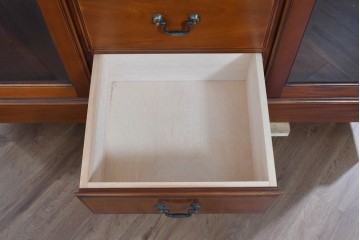 中古　美品　希少な廃番品　IDC大塚家具「グレース」シリーズ　クラシカルな装飾が上品なガラス扉付きサイドボード　(R-085489)