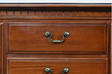 中古　美品　希少な廃番品　IDC大塚家具「グレース」シリーズ　クラシカルな装飾が上品なガラス扉付きサイドボード　(R-085489)