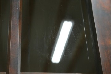 中古　美品　和光　北斗民芸　深みのある木の色合いにガラス扉が美しく映えるブックケース　(R-085490)