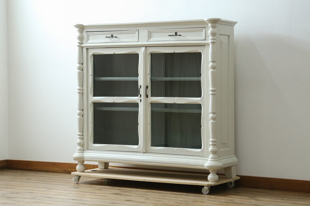 フランスアンティーク　クラシカルな挽き物加工とガラス扉が可愛らしいホワイトペイントのキャビネット　(R-085491)