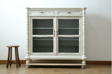 フランスアンティーク　クラシカルな挽き物加工とガラス扉が可愛らしいホワイトペイントのキャビネット　(R-085491)