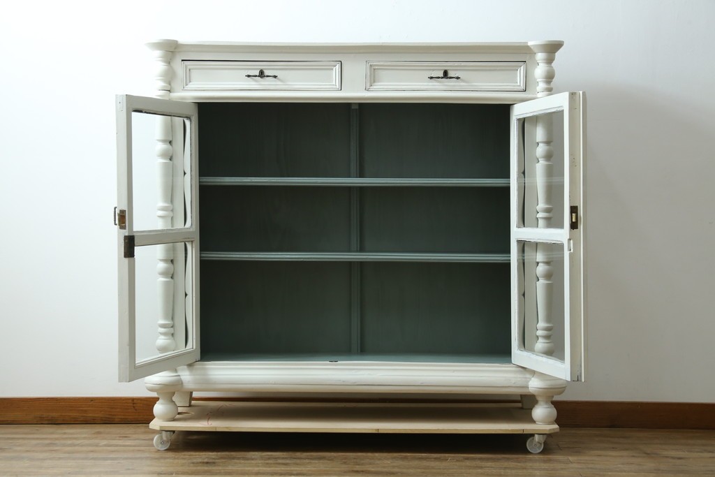 フランスアンティーク　クラシカルな挽き物加工とガラス扉が可愛らしいホワイトペイントのキャビネット　(R-085491)