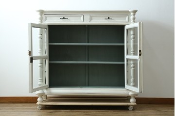 フランスアンティーク　クラシカルな挽き物加工とガラス扉が可愛らしいホワイトペイントのキャビネット　(R-085491)