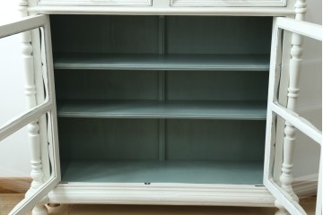 フランスアンティーク　クラシカルな挽き物加工とガラス扉が可愛らしいホワイトペイントのキャビネット　(R-085491)