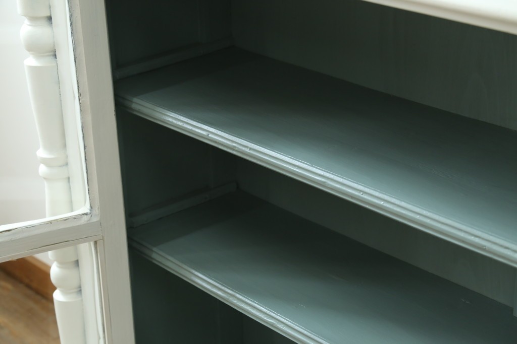 フランスアンティーク　クラシカルな挽き物加工とガラス扉が可愛らしいホワイトペイントのキャビネット　(R-085491)