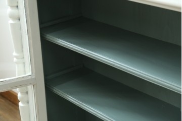 フランスアンティーク　クラシカルな挽き物加工とガラス扉が可愛らしいホワイトペイントのキャビネット　(R-085491)