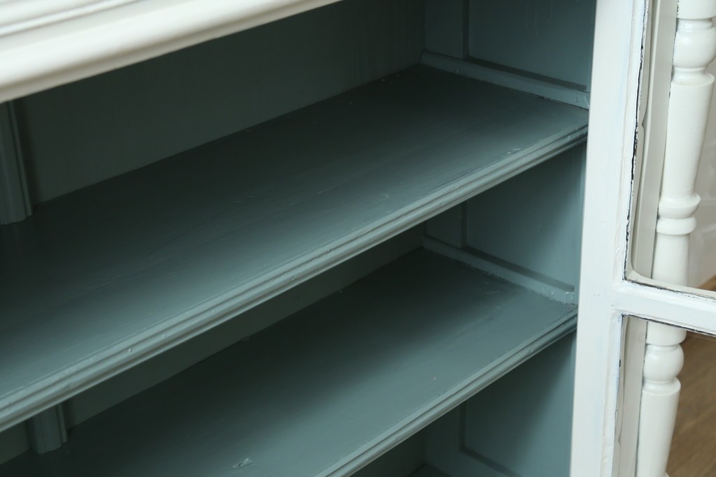 フランスアンティーク　クラシカルな挽き物加工とガラス扉が可愛らしいホワイトペイントのキャビネット　(R-085491)