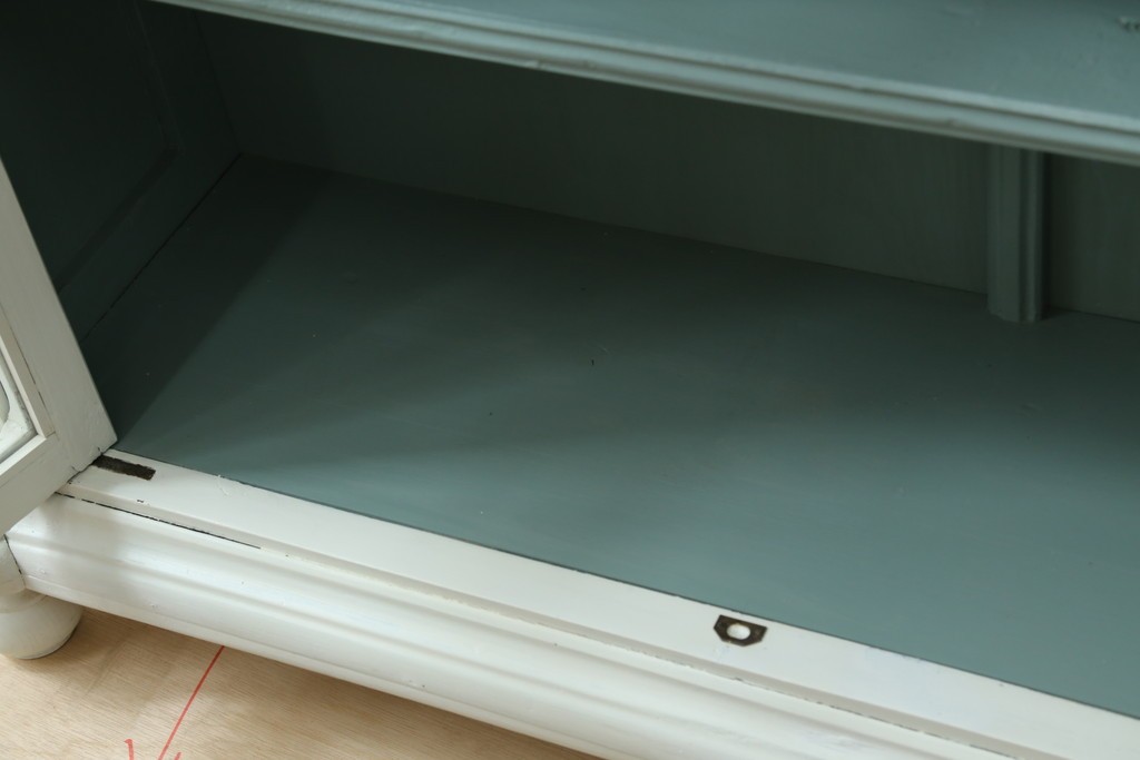 フランスアンティーク　クラシカルな挽き物加工とガラス扉が可愛らしいホワイトペイントのキャビネット　(R-085491)