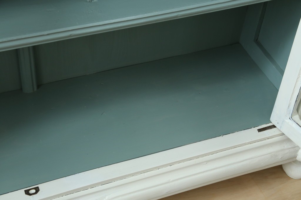 フランスアンティーク　クラシカルな挽き物加工とガラス扉が可愛らしいホワイトペイントのキャビネット　(R-085491)