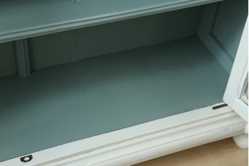 フランスアンティーク　クラシカルな挽き物加工とガラス扉が可愛らしいホワイトペイントのキャビネット　(R-085491)