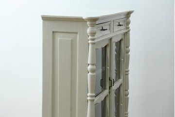 フランスアンティーク　クラシカルな挽き物加工とガラス扉が可愛らしいホワイトペイントのキャビネット　(R-085491)