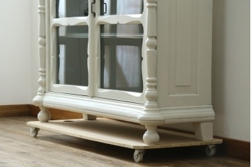 フランスアンティーク　クラシカルな挽き物加工とガラス扉が可愛らしいホワイトペイントのキャビネット　(R-085491)