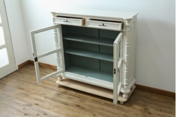 フランスアンティーク　クラシカルな挽き物加工とガラス扉が可愛らしいホワイトペイントのキャビネット　(R-085491)