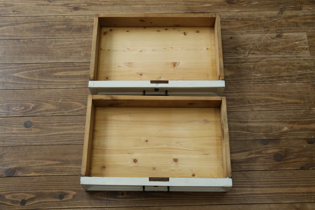 フランスアンティーク　クラシカルな挽き物加工とガラス扉が可愛らしいホワイトペイントのキャビネット　(R-085491)