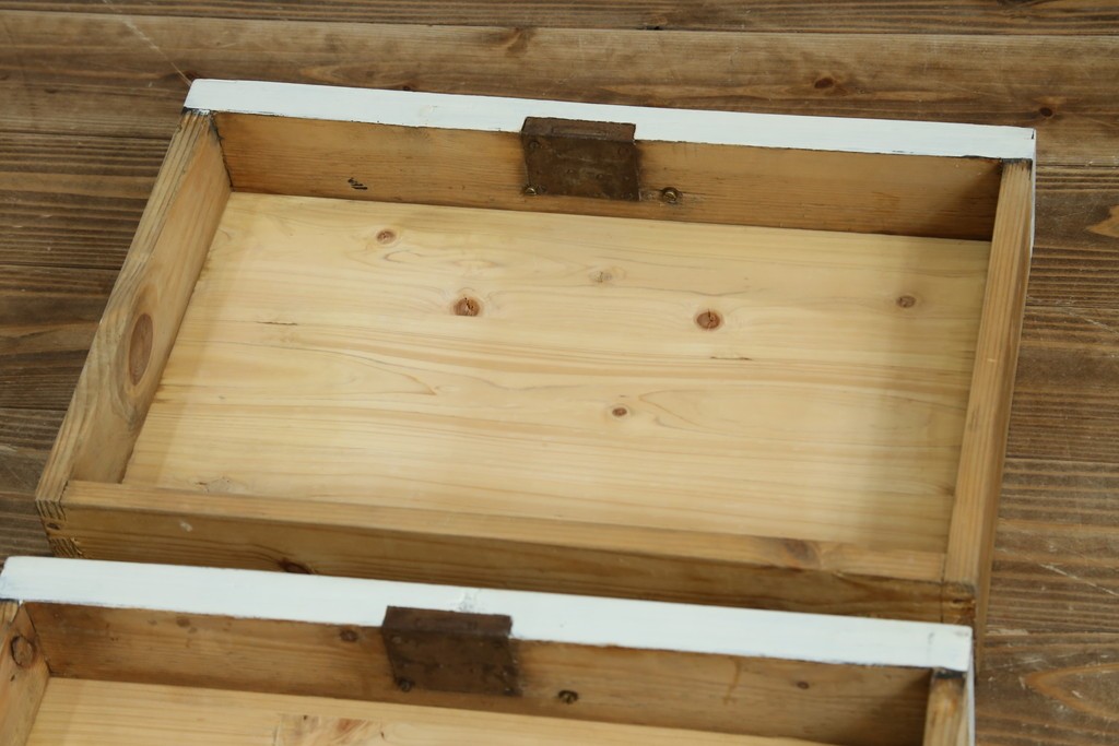 フランスアンティーク　クラシカルな挽き物加工とガラス扉が可愛らしいホワイトペイントのキャビネット　(R-085491)