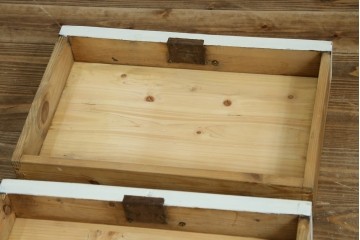 フランスアンティーク　クラシカルな挽き物加工とガラス扉が可愛らしいホワイトペイントのキャビネット　(R-085491)