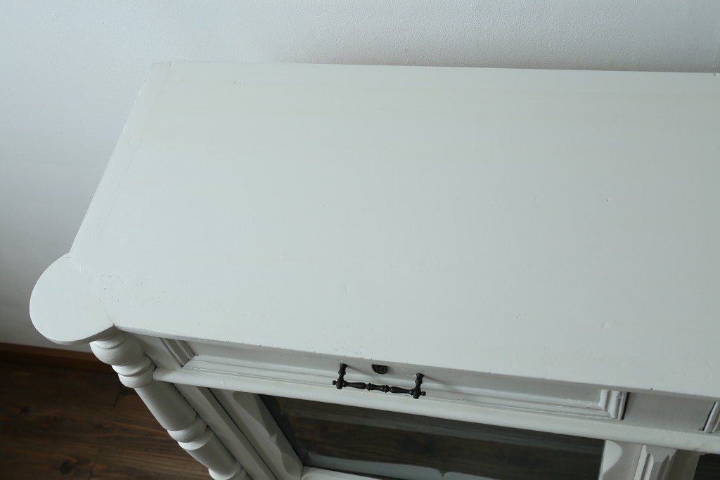 フランスアンティーク　クラシカルな挽き物加工とガラス扉が可愛らしいホワイトペイントのキャビネット　(R-085491)