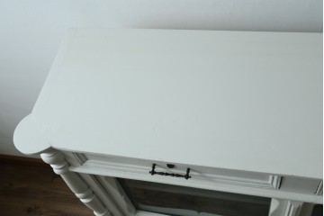 フランスアンティーク　クラシカルな挽き物加工とガラス扉が可愛らしいホワイトペイントのキャビネット　(R-085491)