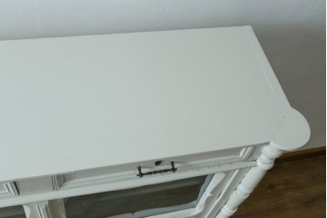 フランスアンティーク　クラシカルな挽き物加工とガラス扉が可愛らしいホワイトペイントのキャビネット　(R-085491)