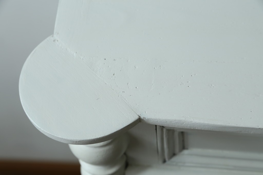 フランスアンティーク　クラシカルな挽き物加工とガラス扉が可愛らしいホワイトペイントのキャビネット　(R-085491)