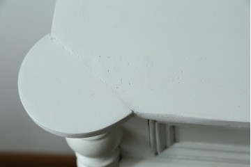 フランスアンティーク　クラシカルな挽き物加工とガラス扉が可愛らしいホワイトペイントのキャビネット　(R-085491)