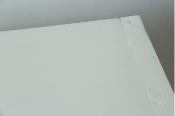 フランスアンティーク　クラシカルな挽き物加工とガラス扉が可愛らしいホワイトペイントのキャビネット　(R-085491)