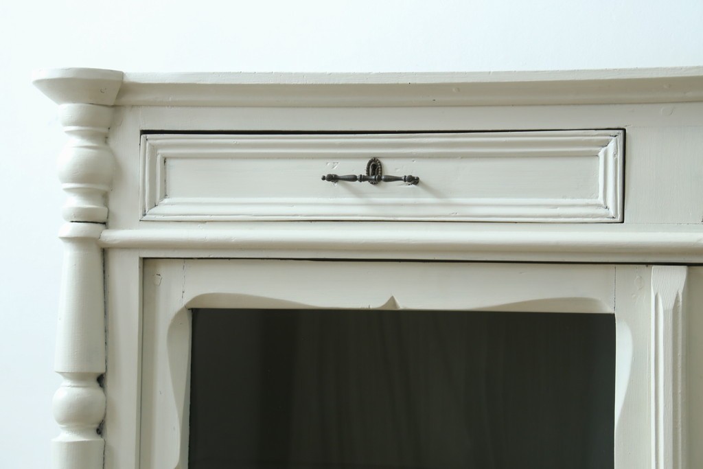 フランスアンティーク　クラシカルな挽き物加工とガラス扉が可愛らしいホワイトペイントのキャビネット　(R-085491)