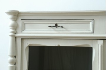 フランスアンティーク　クラシカルな挽き物加工とガラス扉が可愛らしいホワイトペイントのキャビネット　(R-085491)