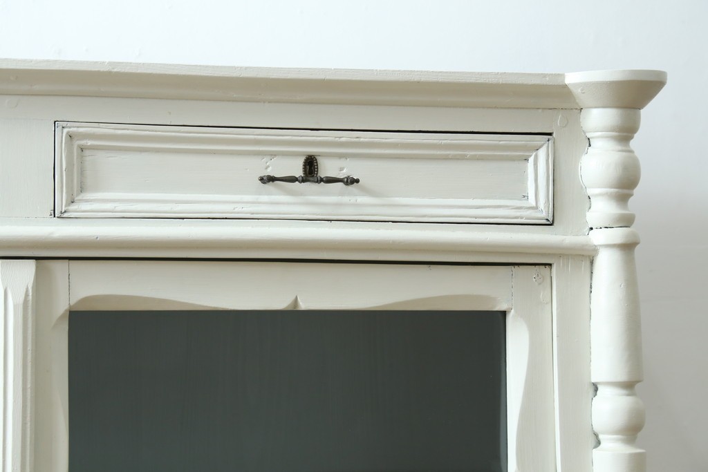 フランスアンティーク　クラシカルな挽き物加工とガラス扉が可愛らしいホワイトペイントのキャビネット　(R-085491)