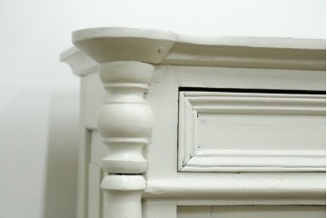 フランスアンティーク　クラシカルな挽き物加工とガラス扉が可愛らしいホワイトペイントのキャビネット　(R-085491)