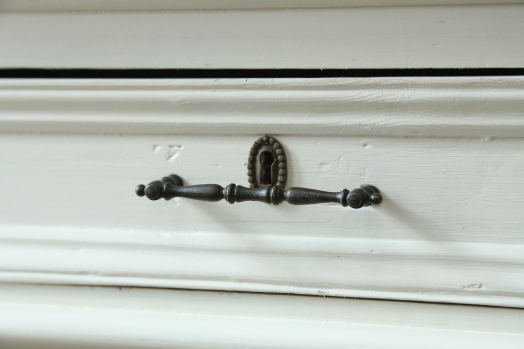 フランスアンティーク　クラシカルな挽き物加工とガラス扉が可愛らしいホワイトペイントのキャビネット　(R-085491)