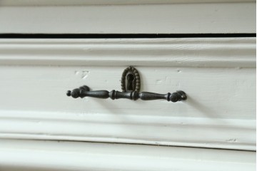 フランスアンティーク　クラシカルな挽き物加工とガラス扉が可愛らしいホワイトペイントのキャビネット　(R-085491)