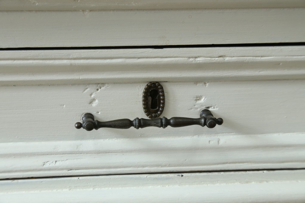 フランスアンティーク　クラシカルな挽き物加工とガラス扉が可愛らしいホワイトペイントのキャビネット　(R-085491)