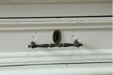 フランスアンティーク　クラシカルな挽き物加工とガラス扉が可愛らしいホワイトペイントのキャビネット　(R-085491)