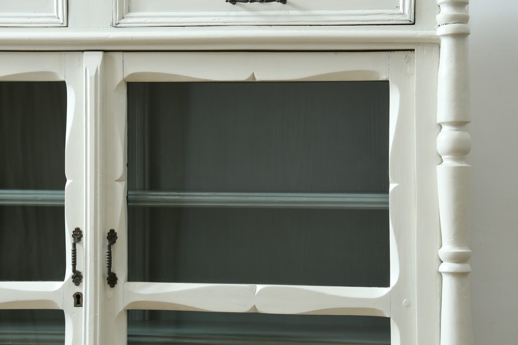 フランスアンティーク　クラシカルな挽き物加工とガラス扉が可愛らしいホワイトペイントのキャビネット　(R-085491)