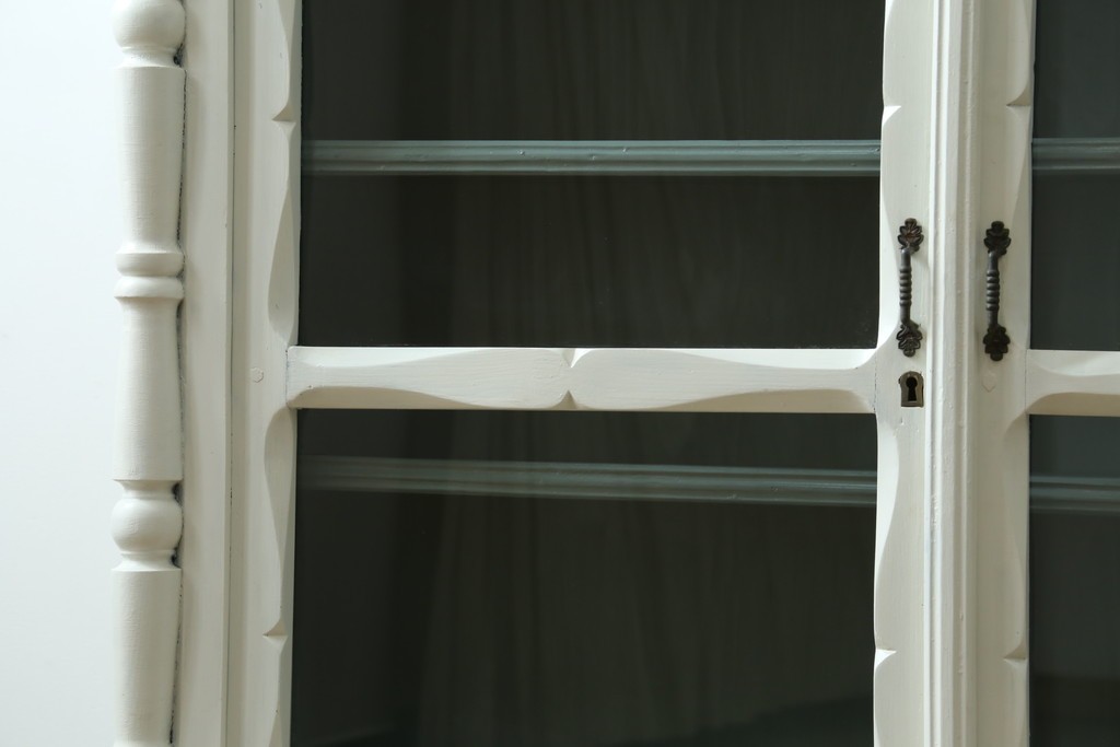 フランスアンティーク　クラシカルな挽き物加工とガラス扉が可愛らしいホワイトペイントのキャビネット　(R-085491)