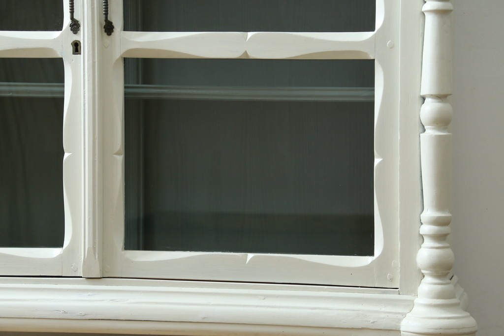 フランスアンティーク　クラシカルな挽き物加工とガラス扉が可愛らしいホワイトペイントのキャビネット　(R-085491)