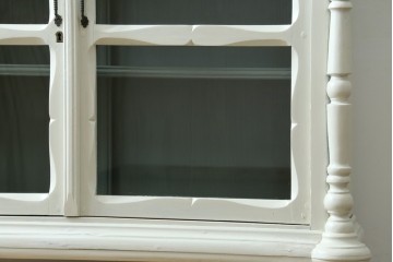 フランスアンティーク　クラシカルな挽き物加工とガラス扉が可愛らしいホワイトペイントのキャビネット　(R-085491)
