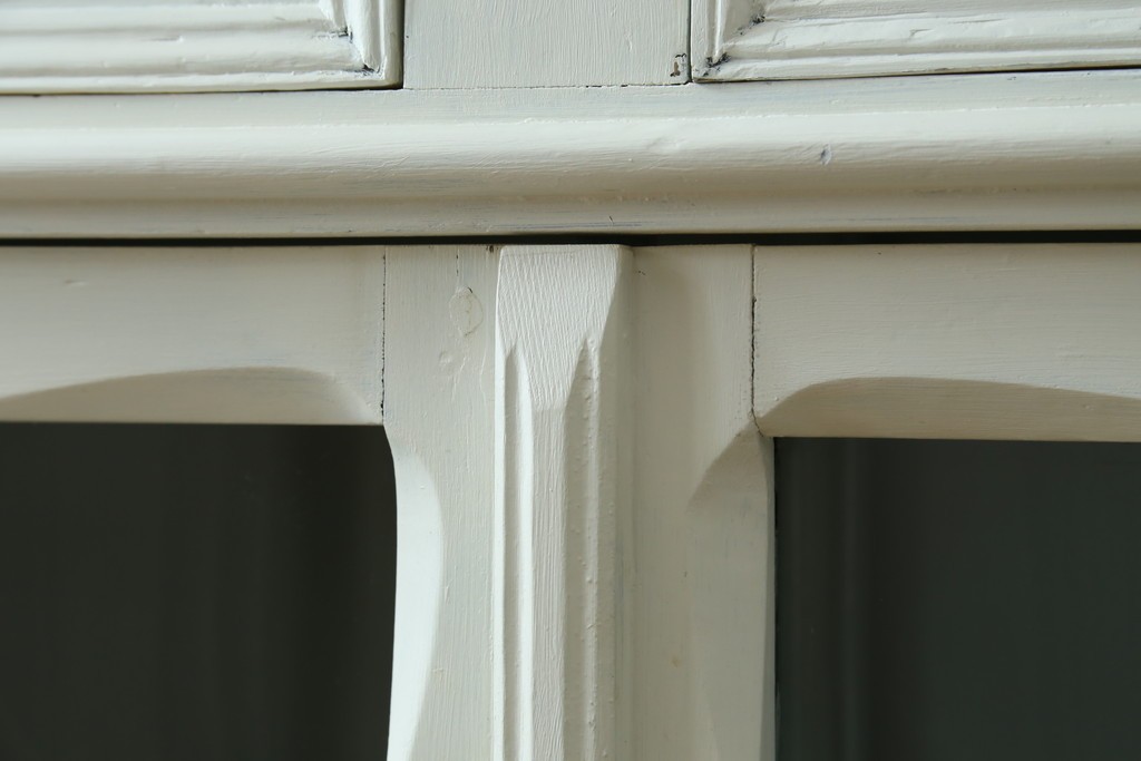 フランスアンティーク　クラシカルな挽き物加工とガラス扉が可愛らしいホワイトペイントのキャビネット　(R-085491)