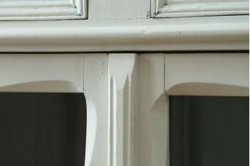 フランスアンティーク　クラシカルな挽き物加工とガラス扉が可愛らしいホワイトペイントのキャビネット　(R-085491)